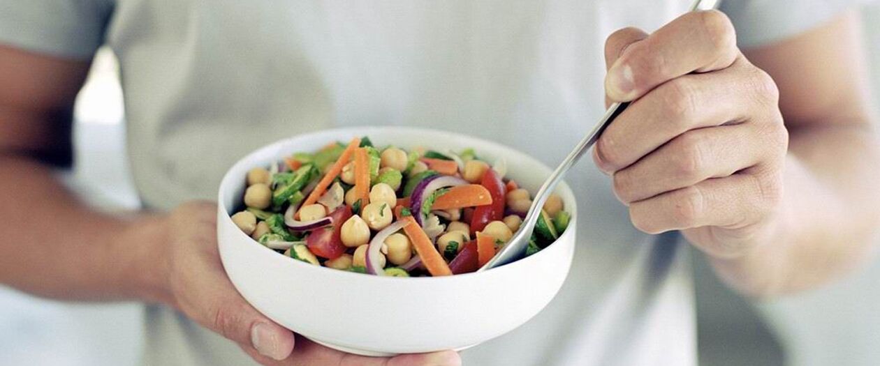 Un uomo mangia cibi che fanno bene alla potenza