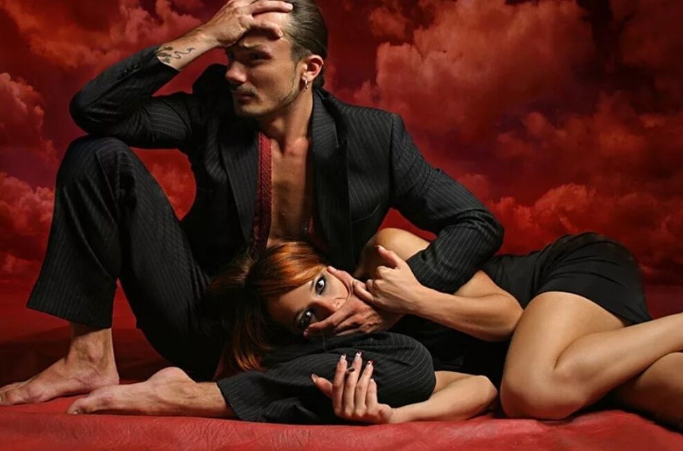 Una donna cerca di convincere un uomo a massaggiare il suo punto G