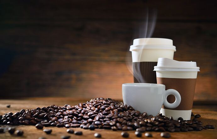 Il caffè come prodotto proibito mentre si assume una vitamina per aumentare la potenza