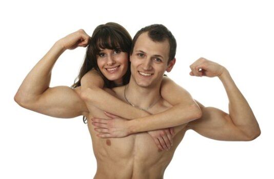 La donna e l'uomo forte hanno aumentato la potenza