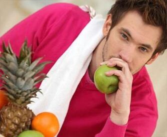Vitamine per uomini nella frutta